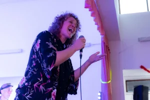 MARA é uma cantora portuguesa de voz e presença inesquecíveis. A sua voz profunda, fresca e doce